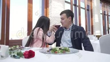 一对情侣在饭店里喝红酒，为兄弟情谊和亲吻股票视频